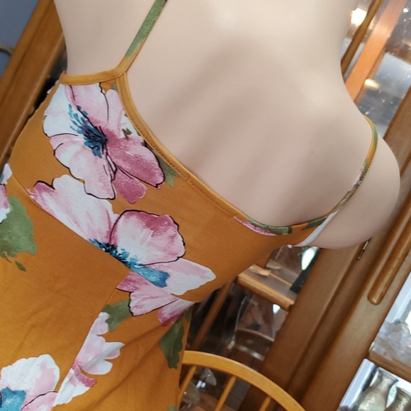 Stunning Warm Weather Floral Dress - Picture 5 of 9